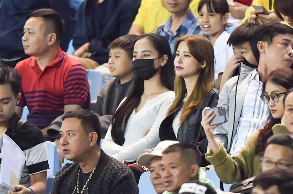 Nàng WAGs Vóc Đỗ (mặc áo màu đen) - vợ cầu thủ Văn Dũng của CLB Hà Nội.