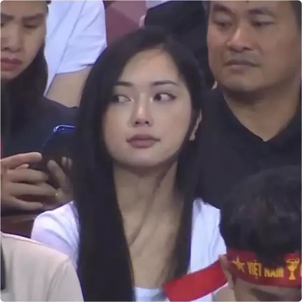 Mai Hà Trang (vợ Hà Đức Chinh) nổi bật trên hàng ghế khán đài trận tuyển Việt Nam đối đầu tuyển Dortmund.