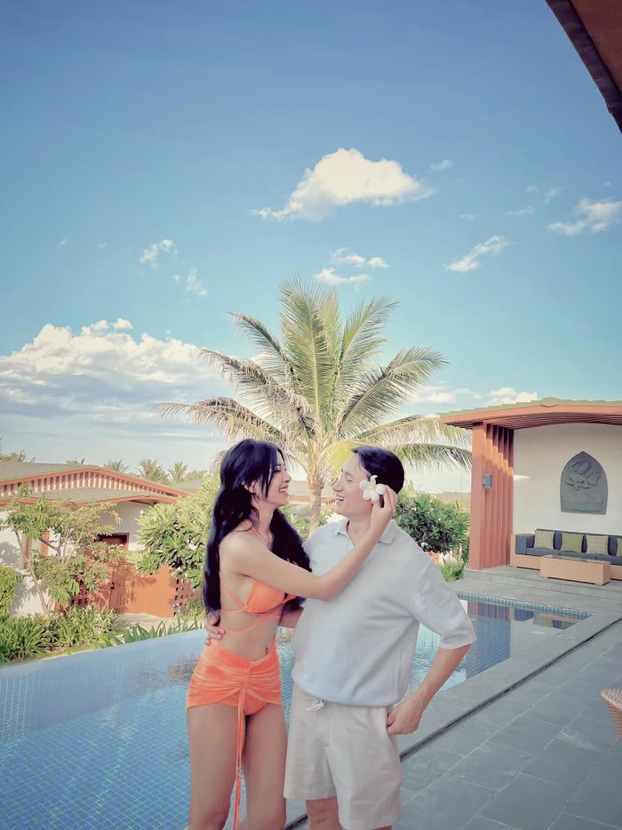 Nam nhạc sĩ và bà xã đã kết hôn vào năm 2019, trước đó cả hai từng có một khoảng thời gian tìm hiểu và hẹn hò đầy mặn nồng