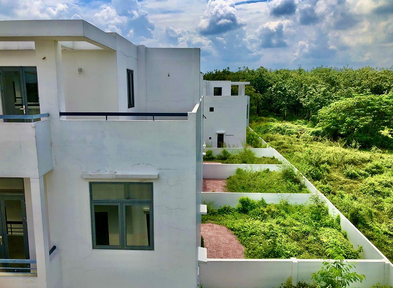 Từ sau khi bị cơ quan chức năng phát hiện, xử phạt, dự án đã ngừng thi công và đến nay đa phần những khu biệt thự và nhà liền kề đều đang trong tình trạng “bỏ hoang”, cỏ dại mọc um tùm