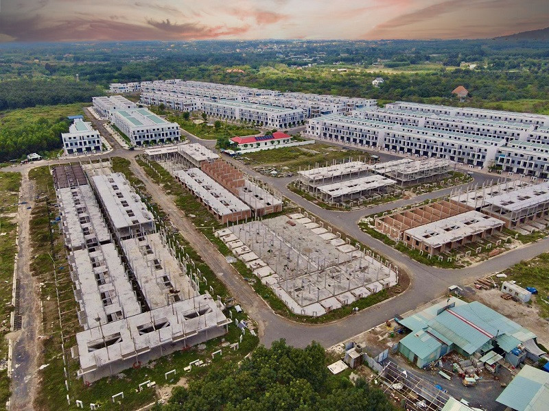 Một góc thuộc dự án khu dân cư Tân Thịnh với các căn biệt thự và nhà liền kề đang xây dựng dở dang