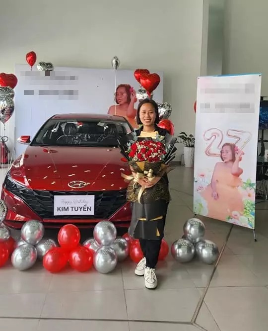 Độ chịu chơi của nữ danh hài khiến nhiều người phải nể. Có thể thấy rõ niềm vui của nhân viên khi nhận được món quà đặc biệt từ Việt Hương.