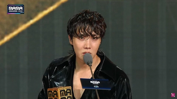 J-Hope đại diện nhóm lên nhận giải Daesang tại MAMA 2022