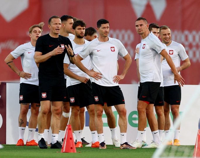 Tuyển Ba Lan tập luyện trước trận đấu vòng 1/8 gặp Pháp