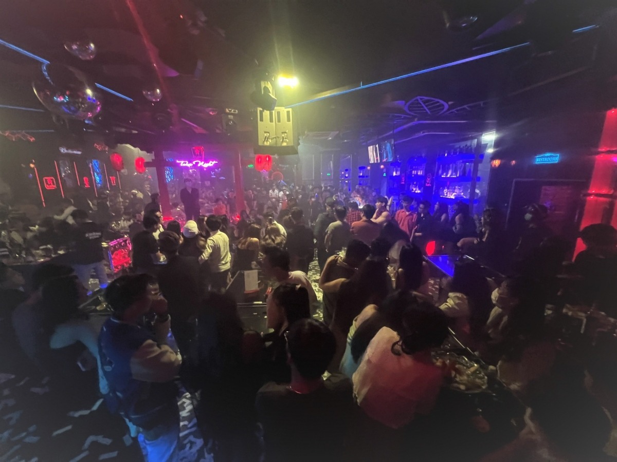 Lực lượng chức năng kiểm tra quán bar Kosho tại TP.Biên Hòa (Ảnh: Công an tỉnh Đồng Nai)