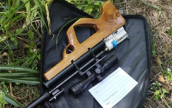 Khẩu súng thu giữ được tại rẫy tiêu. Ảnh: VKS