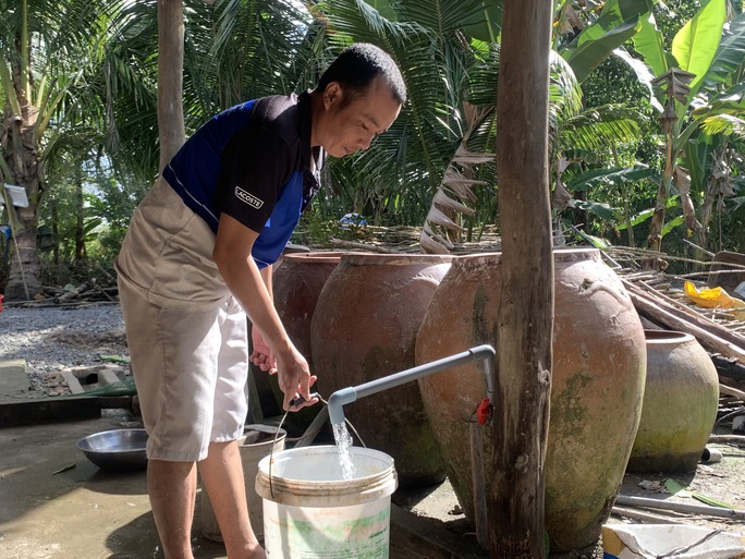 Anh Mừng chuẩn bị sẵn nhiều xô nước trong nhà để kịp dập lửa