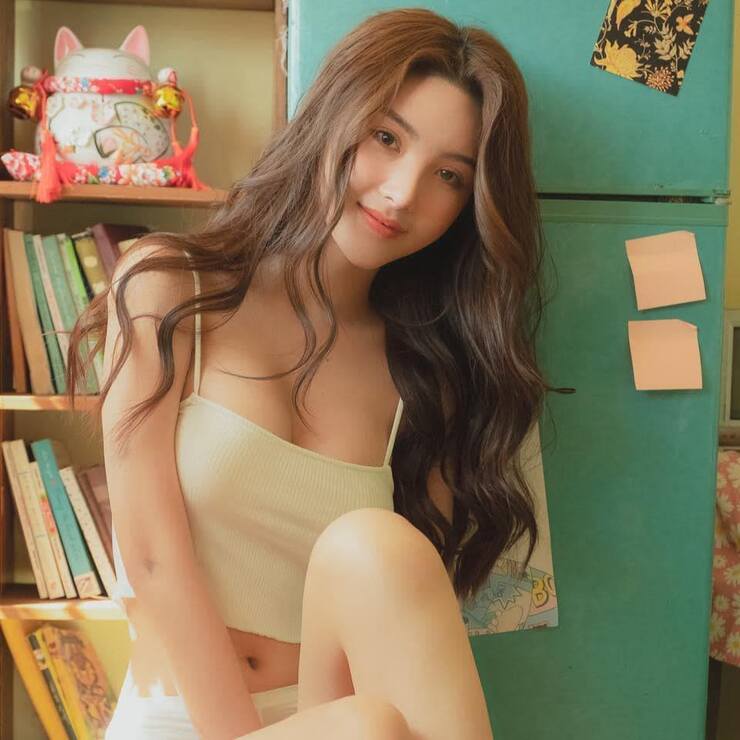 Hot girl bóng chuyền sở hữu chiều cao ấn tượng là 1m72 cùng số đo 86 - 60 - 90 cm.