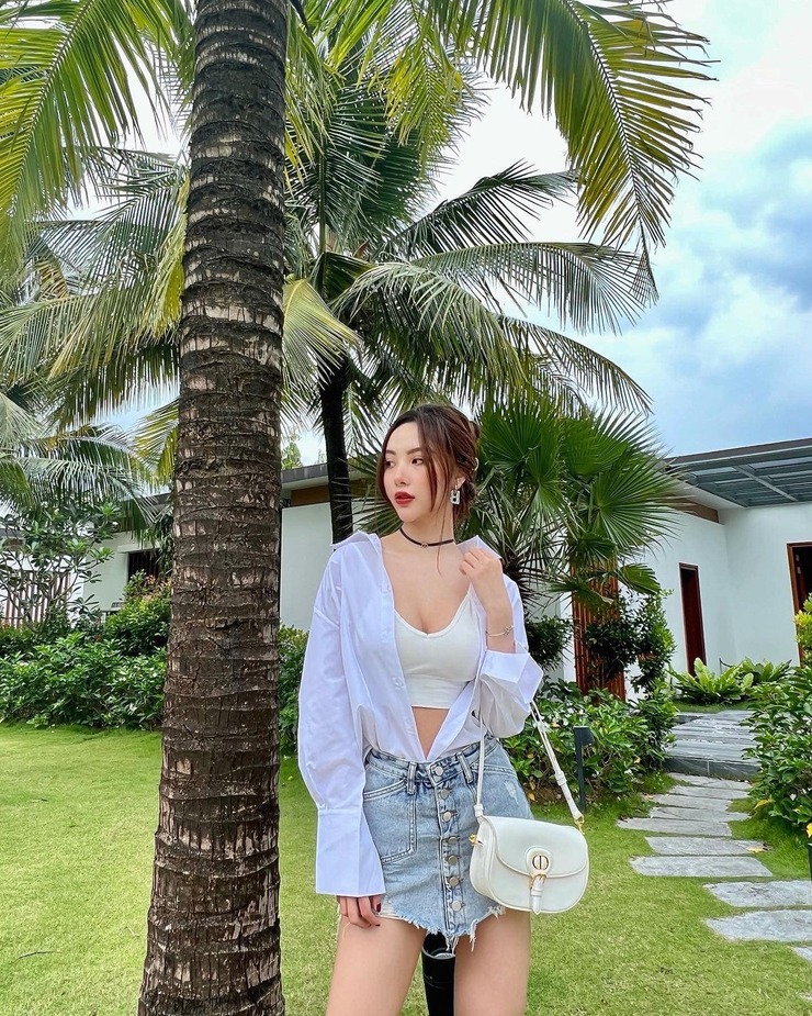 Trên trang cá nhân Huyền thường xuyên đăng tải khoảnh khắc khoe vóc dáng.