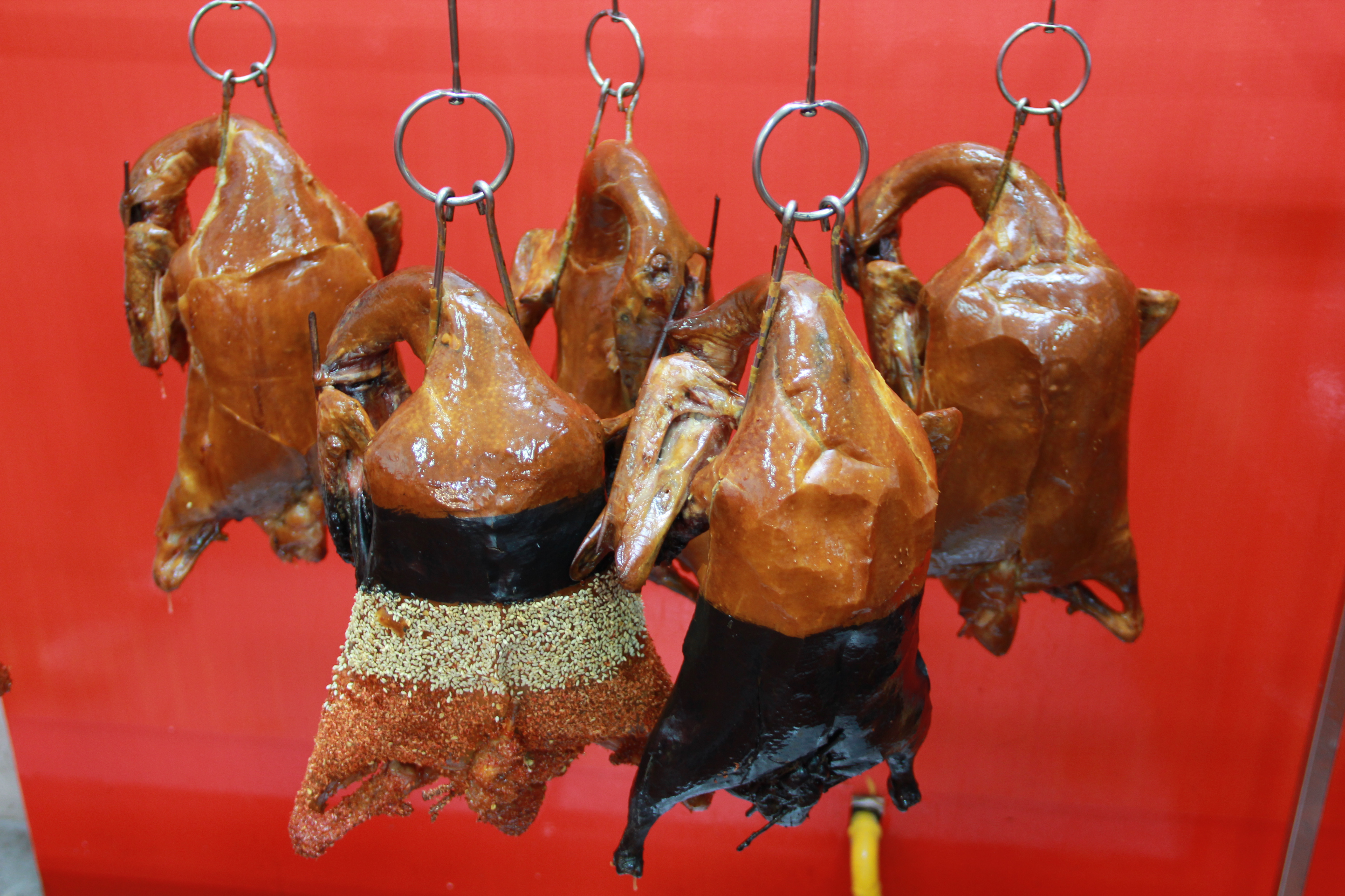 Quán hiện phục vụ các món vịt nướng tứ vị (gồm mật ong, tinh bột than tre Nhật Bản, vừng (mè), muối ớt), vịt hai vị (thực khách có thể đặt theo yêu cầu) hoặc vịt nướng một vị như vịt “kỵ sĩ bóng đêm” (toàn thân phủ màu đen từ tinh bột than tre).