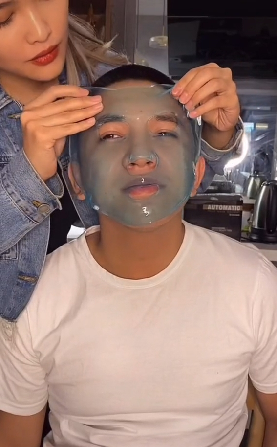 Trong video hỏi đáp về công việc, Linda Ngô và Phong Đạt tiết lộ một tháng có thể kiếm được hơn 400 triệu đồng nhờ xây dựng nội dung trên mạng xã hội. Ngoài ra, cặp đôi còn sở hữu một thương hiệu thời trang riêng, có cuộc sống tự lập, không phụ thuộc vào bố mẹ.