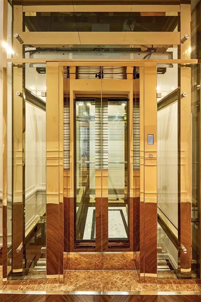 Căn nhà rộng 300m2, có rất nhiều phòng. Sợ bố mẹ lớn tuổi, đi lại vất vả, đại gia quận 7 còn lắp thêm thang máy trong nhà.