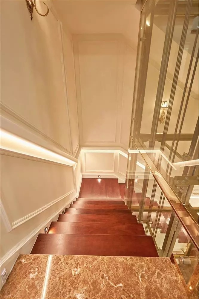 Cầu thang lên xuống được lắp sàn gỗ nhìn vô cùng xịn mịn.