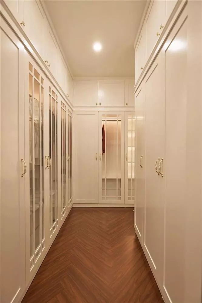 Khu vực thay đồ rộng rãi, tủ quần áo được thiết kế sang xịn, đặt sát tường.