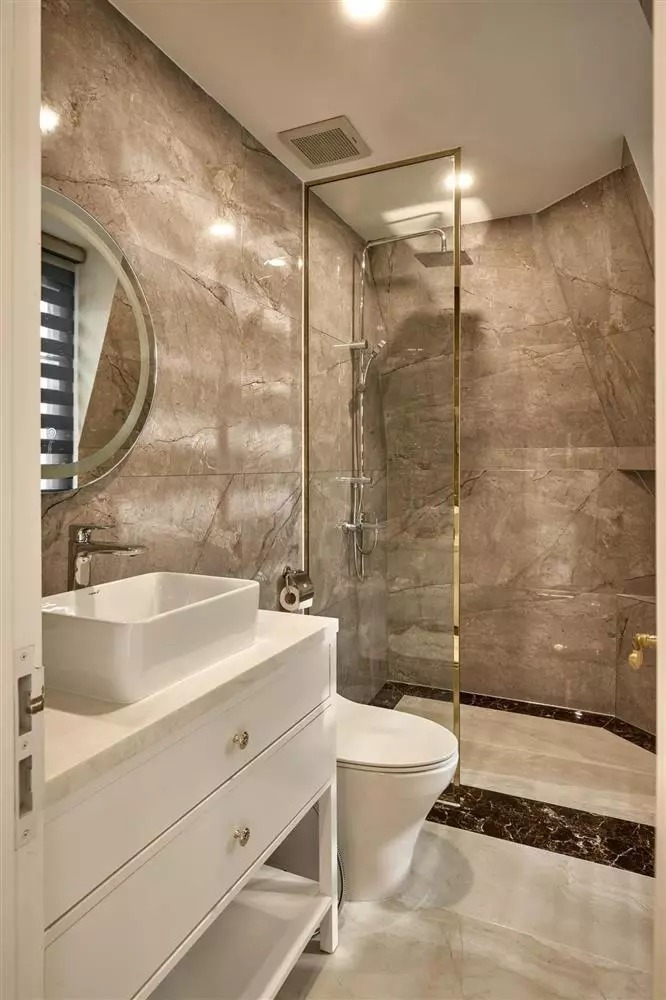 Thêm một nhà tắm nữa, được thiết kế theo phong cách giản dị hơn.