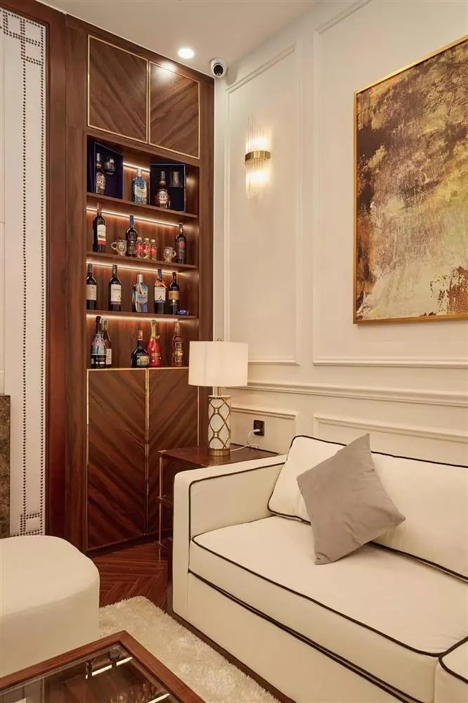 Phòng khách có tủ để rất nhiều loại rượu quý.