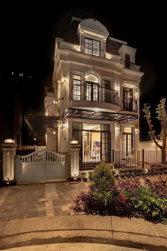 Mới đây trên trang cá nhân, Đoàn Di Băng đã show toàn bộ căn hộ trị giá 40 tỷ cô tặng bố mẹ ruột. Bất động sản nằm trong một khu đô thị cao cấp trên địa bàn TP.HCM.