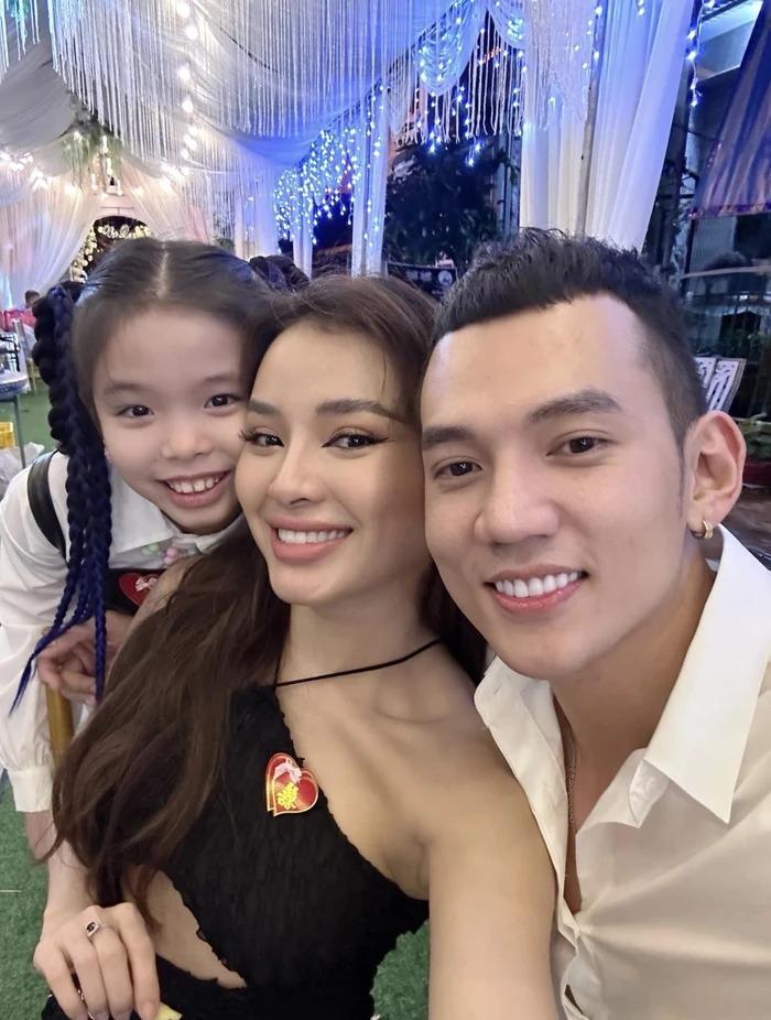 Có khán giả tinh tế để lại bình luận nhắc nhở người đẹp không nên đi dép cao trong lúc mang bầu.