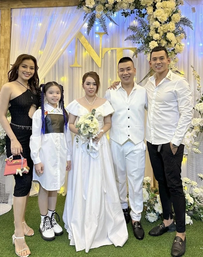 Nữ diễn viên diện chiếc váy màu đen, ôm body cùng với đường cắt xẻ táo bạo khéo léo khoe 3 vòng chuẩn chỉnh.