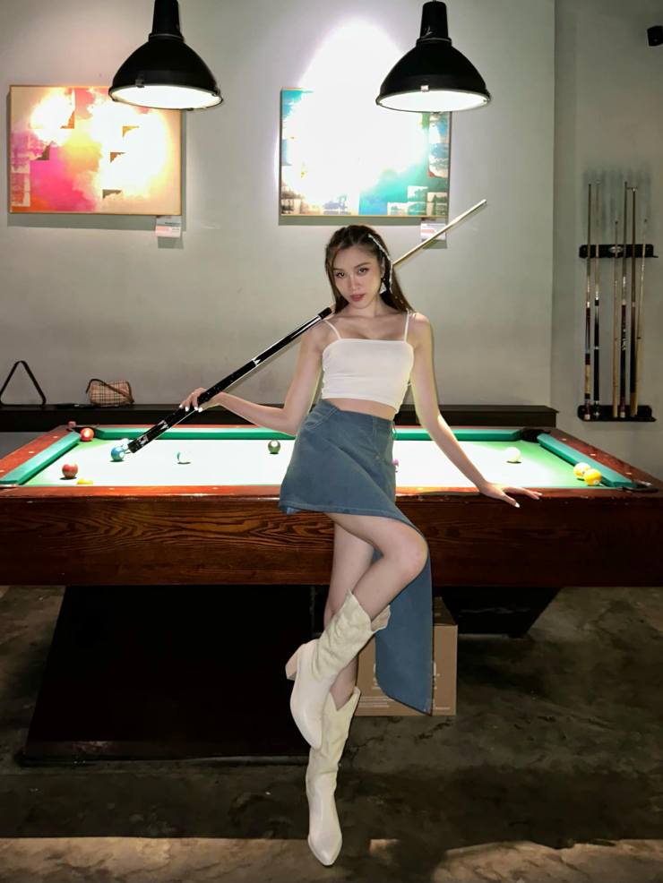 Khi dẫn một cuộc thi Hoa hậu diễn ra ở Nhà hát TP.HCM cách đây không lâu, MC di chuyển trên chiếc Mercedes G63 giá hơn 13 tỷ đồng. Gần nhất, cô tiếp tục tậu một xe hạng sang có giá hơn 2 tỷ đồng.