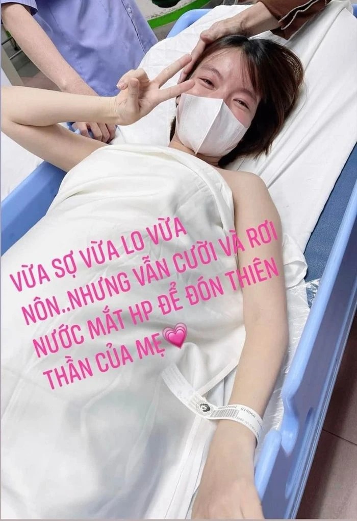 Bà xã Mạc Văn Khoa hạnh phúc chia sẻ lại khoảnh khắc hồi hộp trong ngày vượt cạn đón nhóc tỳ đầu lòng chào đời.