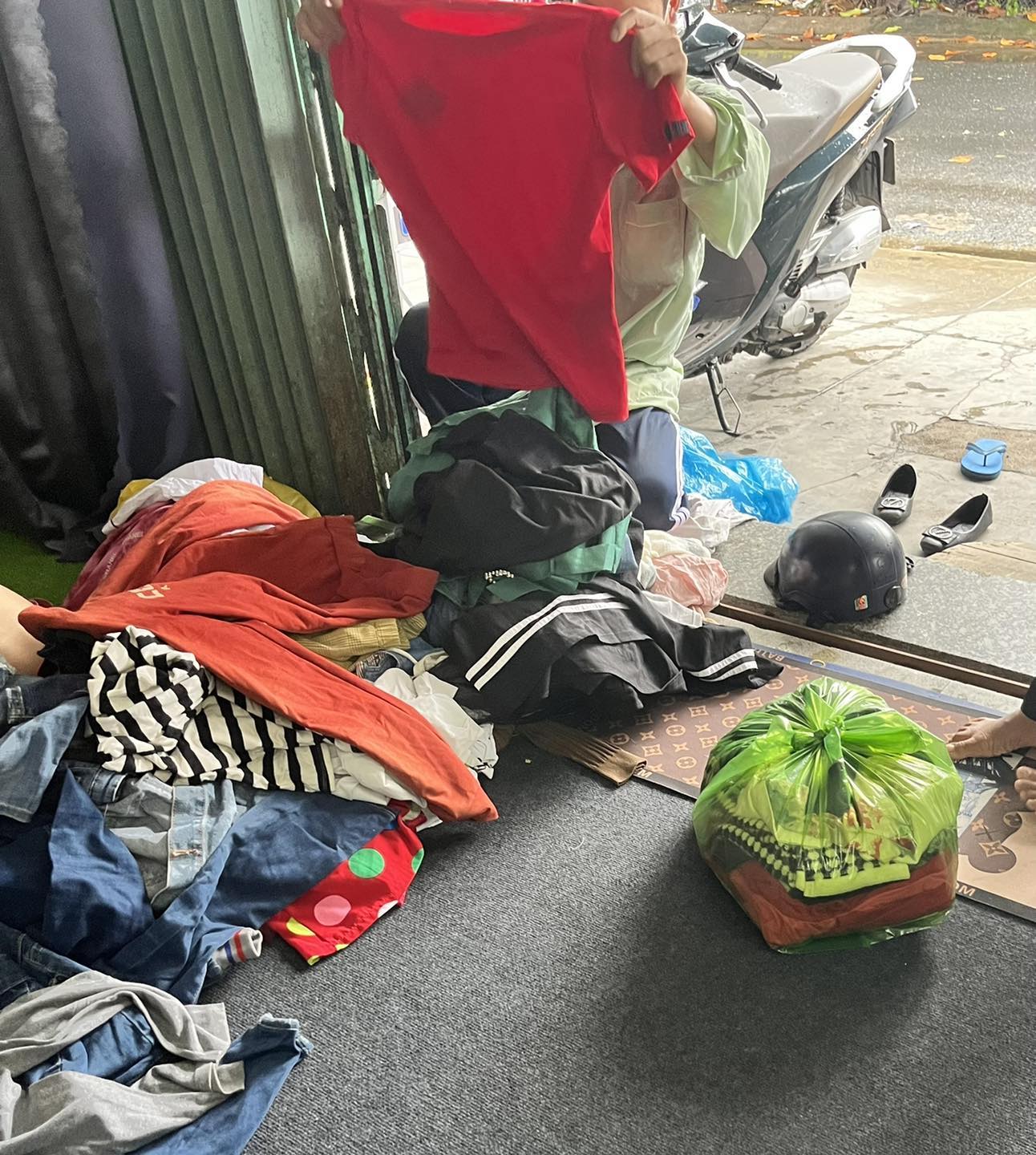 Vì đang phải nằm viện nên người chồng không có tiền mua đồ mới, chỉ có thể làm vậy cho vợ con. (Ảnh: FB Tuy Hòa Young)