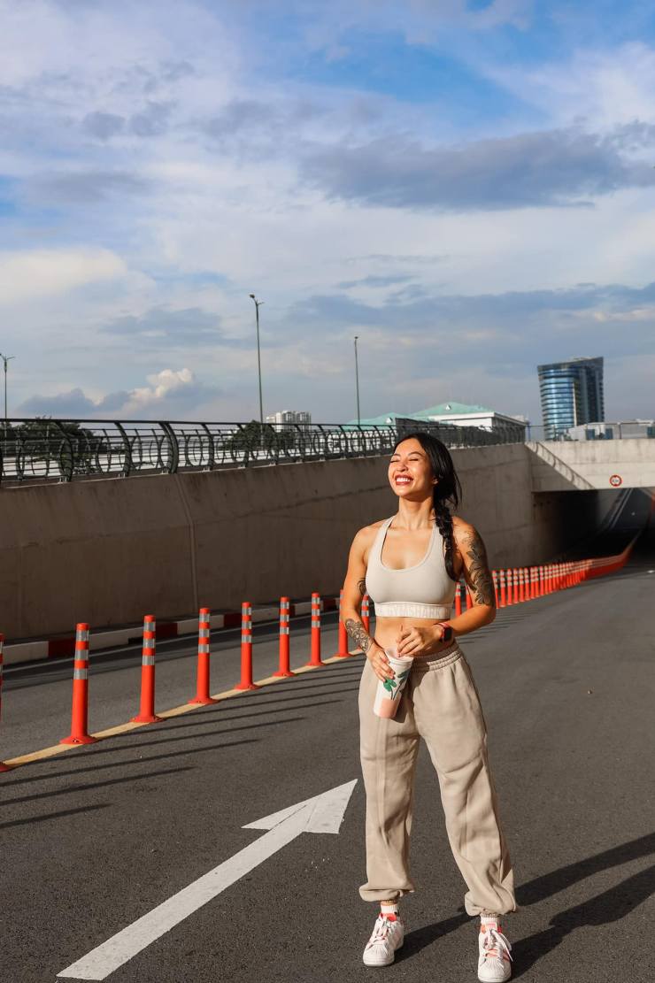 Trang phục thể hiện được cá tính trẻ trung, năng động nhưng vẫn gợi cảm... được Hana Giang Anh phối kết hợp đẹp mắt.