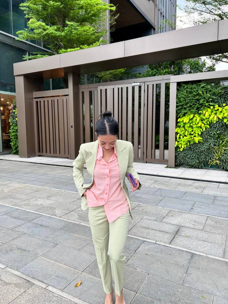 Hana Giang Anh có làn da nâu khoẻ khoắn, vóc dáng lý tưởng giúp cô dễ dàng lựa chọn nhiều phong cách.