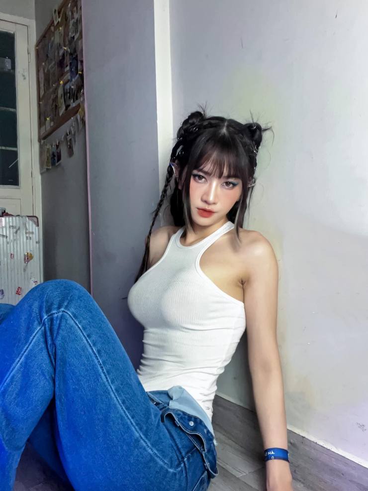 Thiết kế Lê Bống mặc đa phần đều đơn sắc, phom dáng đơn giản. Một số item được hot girl này lăng xê thành công, là những món đồ xu hướng được giới trẻ yêu thích.