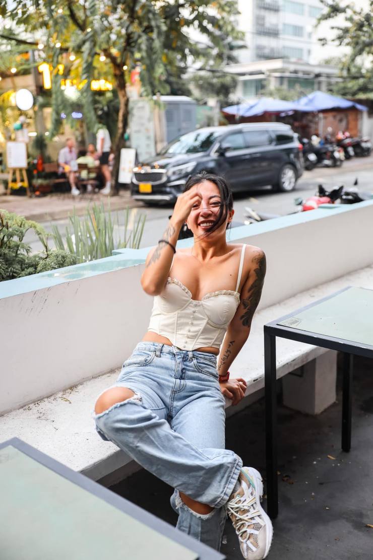 Những thiết kế áo hai dây, áo croptop, áo ba lỗ... được cô lăng xê nhiều hơn cả.