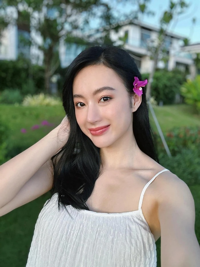 Trong nhiều năm qua, nữ diễn viên luôn để mái tóc đen truyền thống