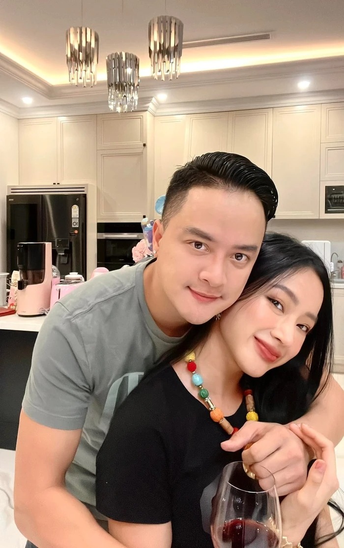 Việc công khai chuyện tình cảm và kết thúc chóng vánh của cả hai khiến cư dân mạng vô cùng khó hiểu và không ngừng thắc mắc