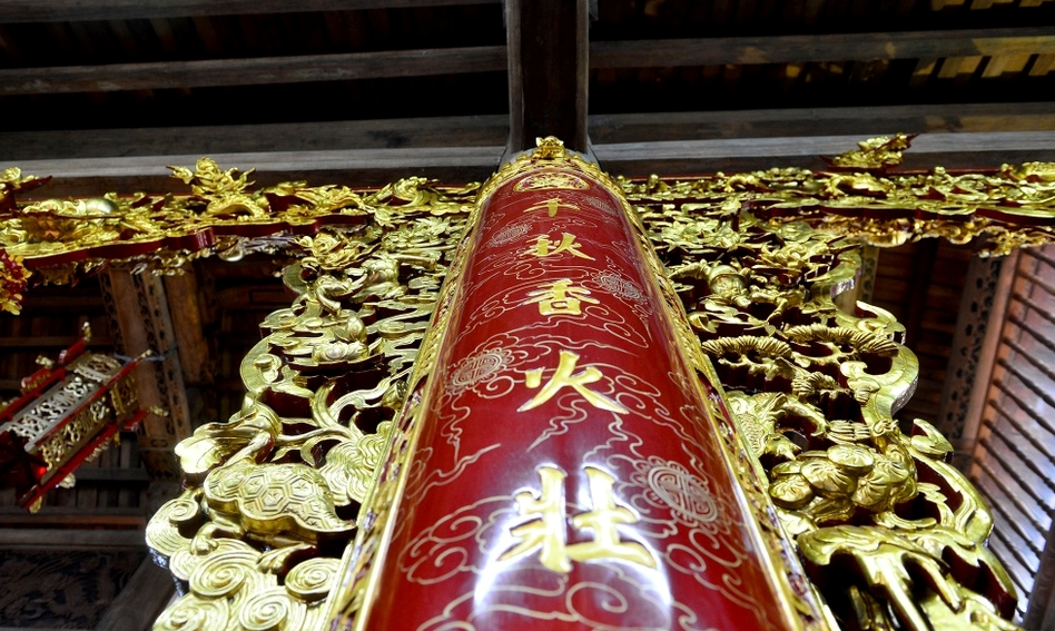 Phía trong gian thờ, hoành phi, câu đối được sơn son thếp vàng lộng lẫy. Ảnh: Zing