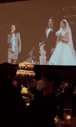 Jin đung đưa theo giai điệu ca khúc Blueming khi IU hát chúc mừng.