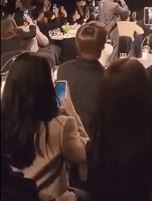 Jin nhiệt tình cổ vũ cho sự xuất hiện đôi vợ chồng Jiyeon trong lễ vu quy.