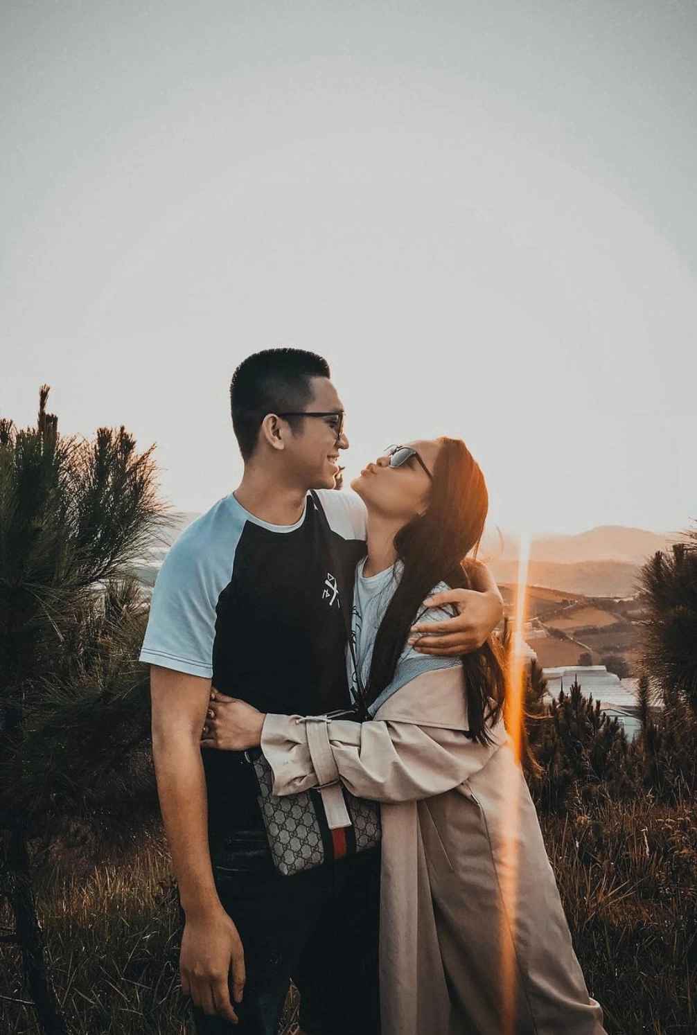 Trong mắt Linda, bạn trai là người vui tính, nói chuyện có duyên và biết quan tâm đến người yêu. Còn với Phong Đạt, anh bị chinh phục với tính cách ngây thơ và ít nói của Linda. Chính vì vậy, cách đây không lâu, cặp đôi đã xác nhận chuẩn bị về chung một nhà sau màn cầu hôn bất ngờ của Phong Đạt.