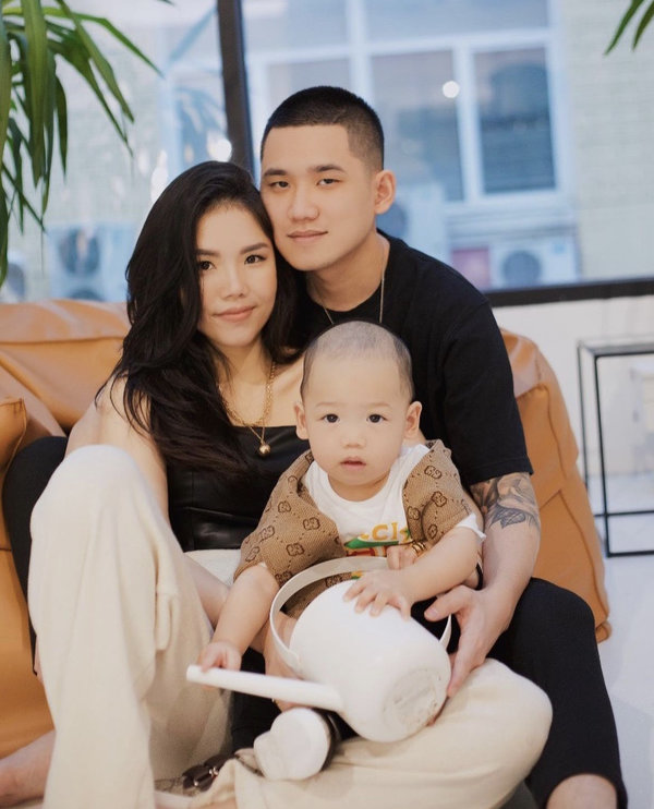 Dù hạnh phúc và có một quãng thời gian dài bên nhau là vậy nhưng ít ai biết rằng, chuyện tình cảm của Trox và Lacci từng không nhận được sự ủng hộ của gia đình. Thế nhưng, khi nhìn được sự trân trọng và yêu thương của đôi trẻ, 2 bên gia đình cuối cùng cũng dần chấp nhận.