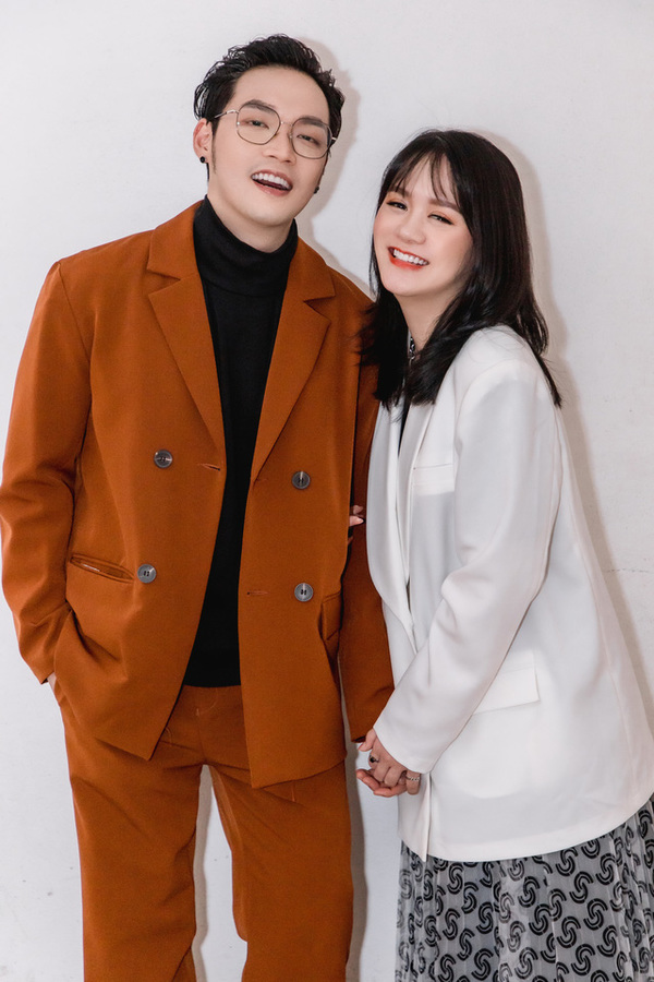 Thủng Long Family là kênh TikTok với 2,1 triệu người theo dõi của vợ chồng Thủng Long (tên thật Trần Tụ Long) và Bom (tên thật Phan Tuyết Nga). Kênh TikTok nhà Thủng Long được đánh giá cao bởi sự đầu tư về mặt nội dung, dù hài hước nhưng lại không “xàm” và cực kỳ cuốn hút.