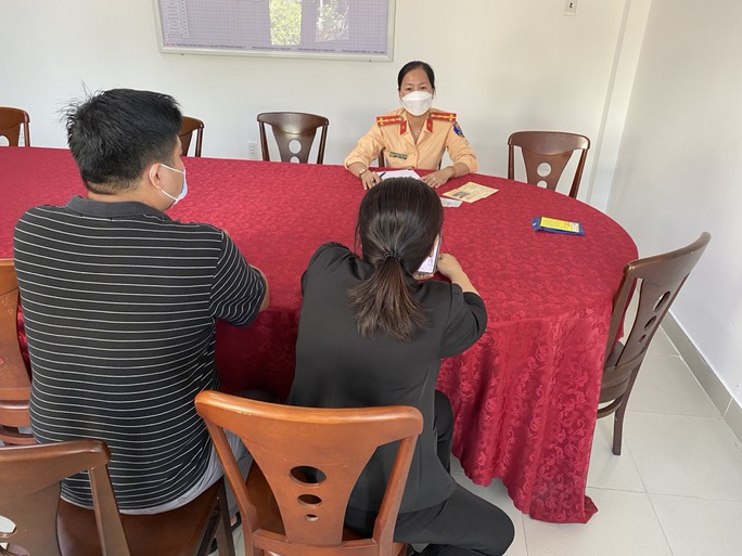 CSGT làm việc với tài xế vi phạm.