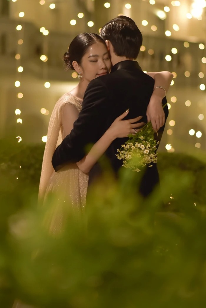 Sau đêm diễn tối ngày 9/12, trên Facebook cá nhân của Bạch Công Khanh đã nhận về vô số bình luận chỉ trích từ khán giả vì thái độ phũ phàng với Nam Em.