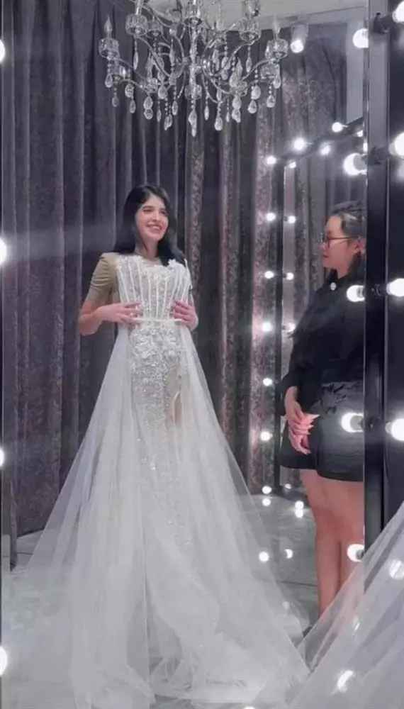 Mới đây, Andrea Aybar nhá hàng clip đi thử váy cưới. Nhưng chỉ khoảng thời gian ngắn suy nghĩ, cô đã quyết định dừng lại. 