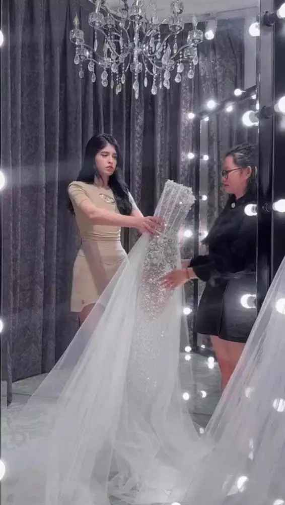 Andrea Aybar là chân dài gốc Tây Ban Nha nổi tiếng ở Việt Nam. Cô theo bố về Việt Nam sống từ năm lên 2 tuổi, tên tiếng Việt của cô nàng là Lê Thị Thúy An.