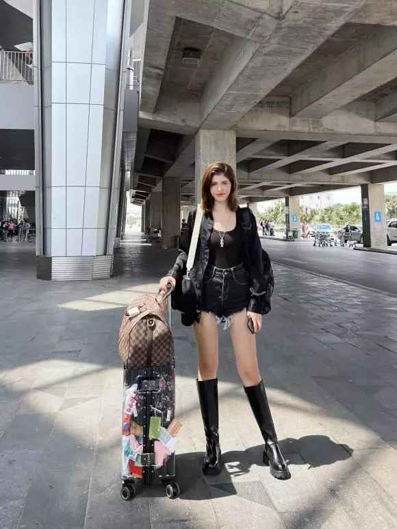 Đã có quãng thời gian An Tây trở thành chủ đề bàn tán khi những hình ảnh cô bị Yanbi 