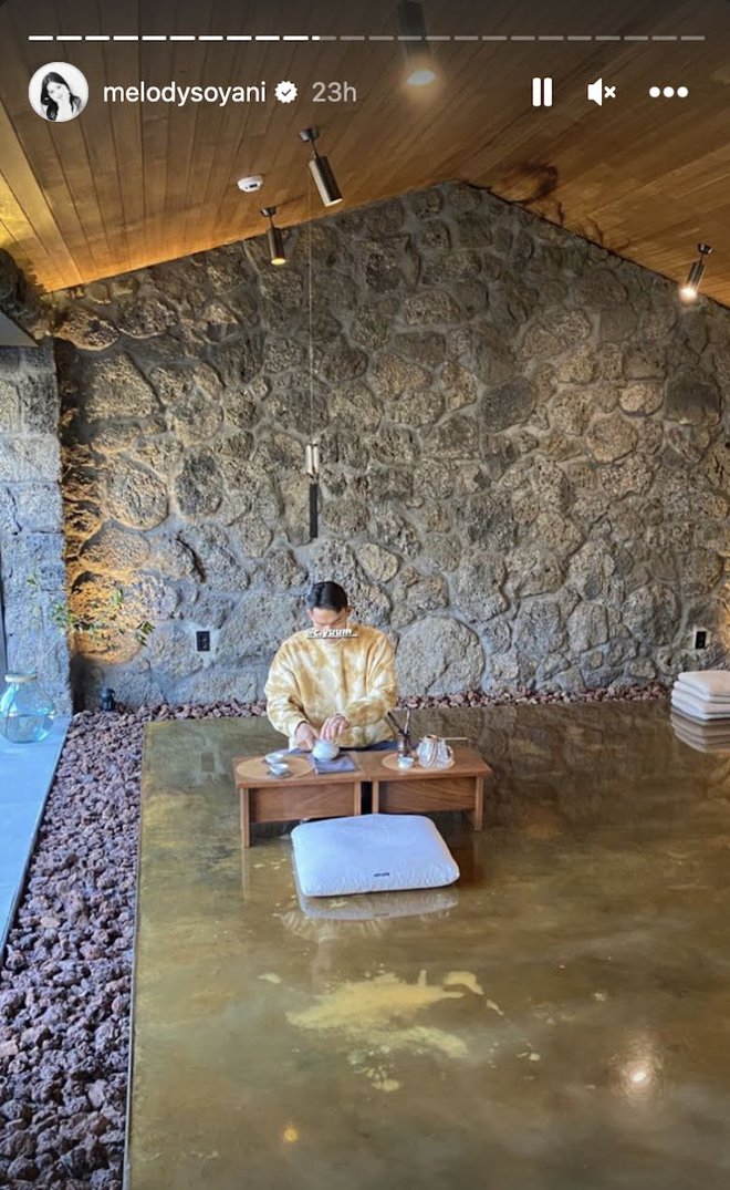 Trên trang cá nhân, Soyeon liên tục đăng tải ảnh trong chuyến du lịch Jeju cùng chồng cầu thủ