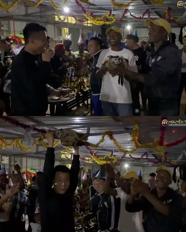 Anh chàng còn được tặng cả một con ngỗng. Chủ nhân bữa tiệc cũng quyết định thưởng thức luôn món quà này.​​​​​​​