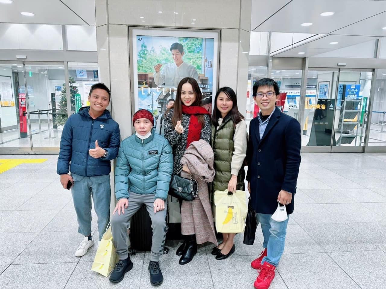 NSND Công Lý và vợ được nhiều người giúp đỡ khi tới Nhật.