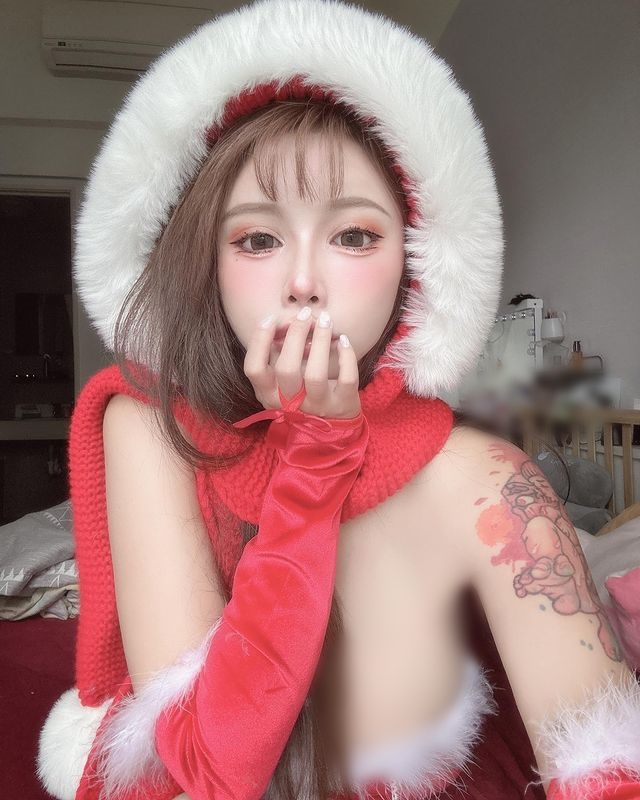 Những trang phục của cô nàng hở rất sâu, để lộ vòng một khủng và bờ vai thanh mảnh.