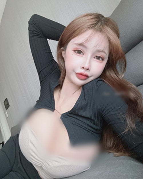 Cô nàng có sắc vóc lại không ngại hở bạo, thường xuyên đăng tải hình ảnh xinh đẹp lung linh lên trang cá nhân, nhờ đó thu hút được không ít người hâm mộ.