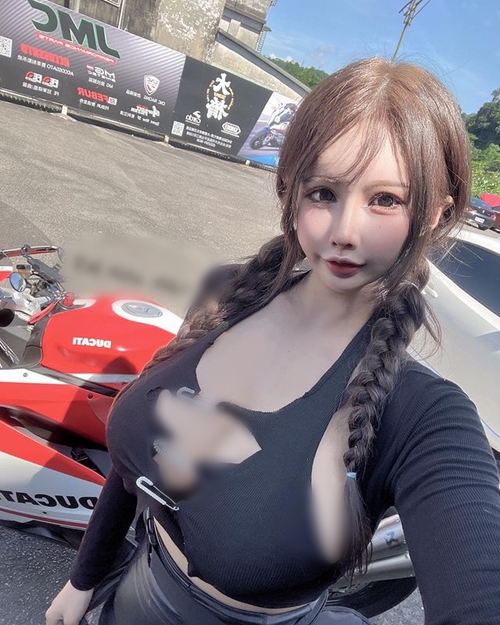 Thêm vào đó, niềm yêu thích mãnh liệt với xe phân khối lớn khiến Ngải Phi trở nên đặc biệt hơn so với những hot girl khác.