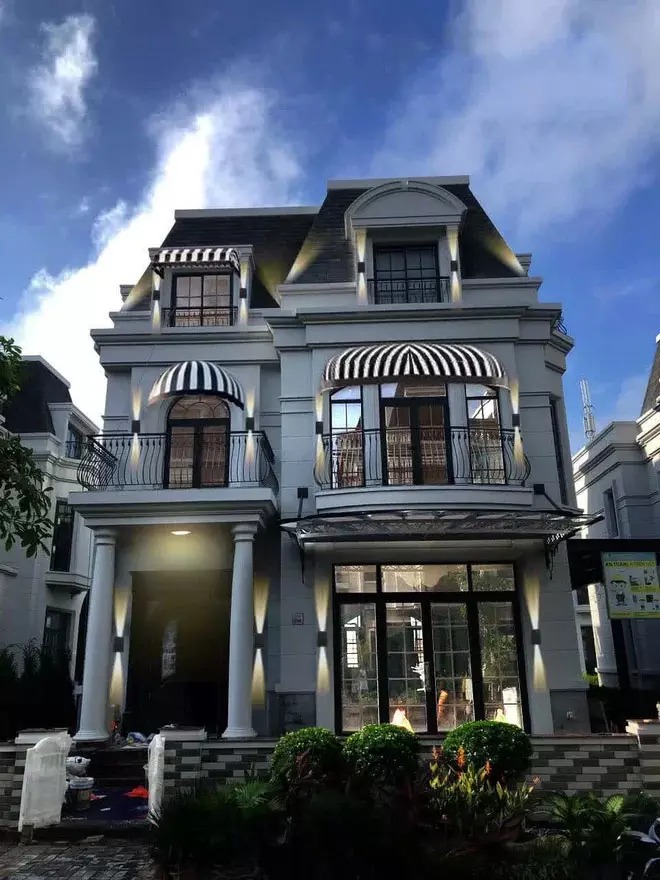 Đầu tiên phải kể đến căn nhà siêu to khổng lồ Đoàn Di Băng vừa chuyển vào ở.